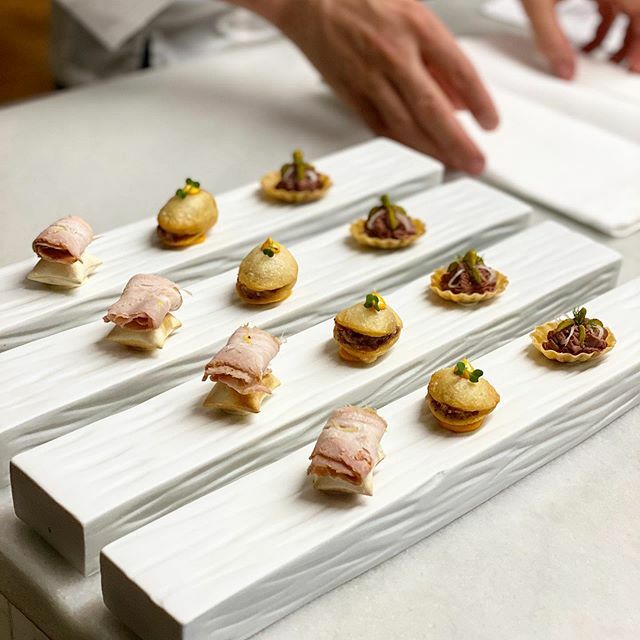 CHARCUTERÍE✨ Uno de nuestros momentos de aperitivos!!! . . . . . . . . . . . . #lucocinayalma #juanlú #lúcocinayalma #michelinstar #guiamichelin #charcuterie #boquegroup #jerez #francia #andalucia #aperitivos ift.tt/2Td79QQ