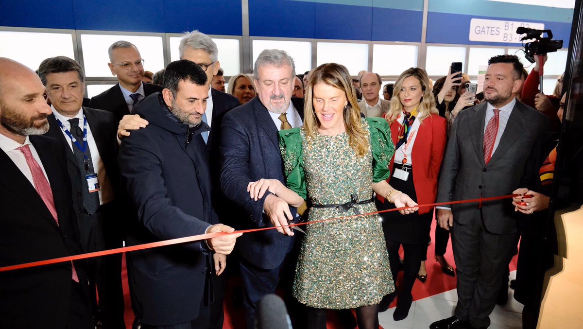 RaffaeleFitto's tweet photo. Quando in 5 anni di legislatura non si è realizzata nemmeno un'infrastruttura degna di questo nome le occasioni per ‘tagliare nastri’ si riducono molto e quindi ci si accontenta anche di inaugurare la ‘SALA VIP LOUNGE’ di #Bari di @AeroportiPuglia ... Che tristezza! https://t.co/J3SVoJxSV1