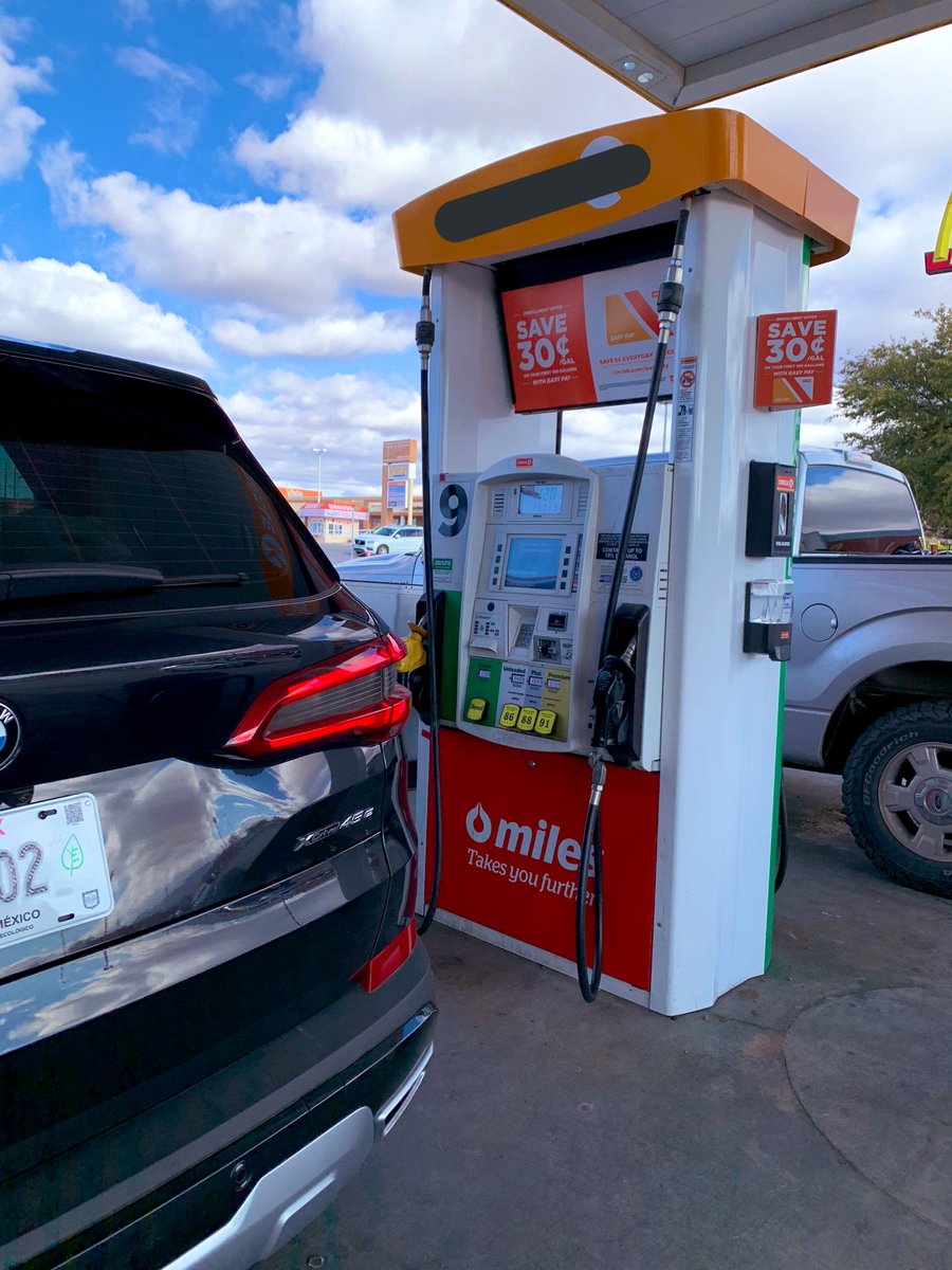 Autocosmos's tweet photo. El tanque de nuestra @BMWMex X5 PHEV tiene una capacidad de 69 litros. En Estados Unidos es posible llenarlo con 55 USD y en Mexico lo llenamos con aproximadamente 1500 pesos.

Este tanque nos rinde alrededor de 600 kilómetros diarios. #X5ToCES https://t.co/3bBZpUCxzd