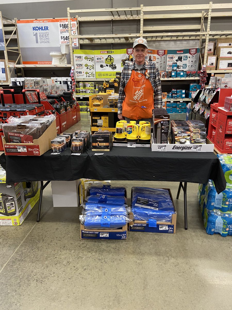 Bad weather on the way so kudos to Cordell for setting up a weather supply table!!!!!😁⛈💨8527