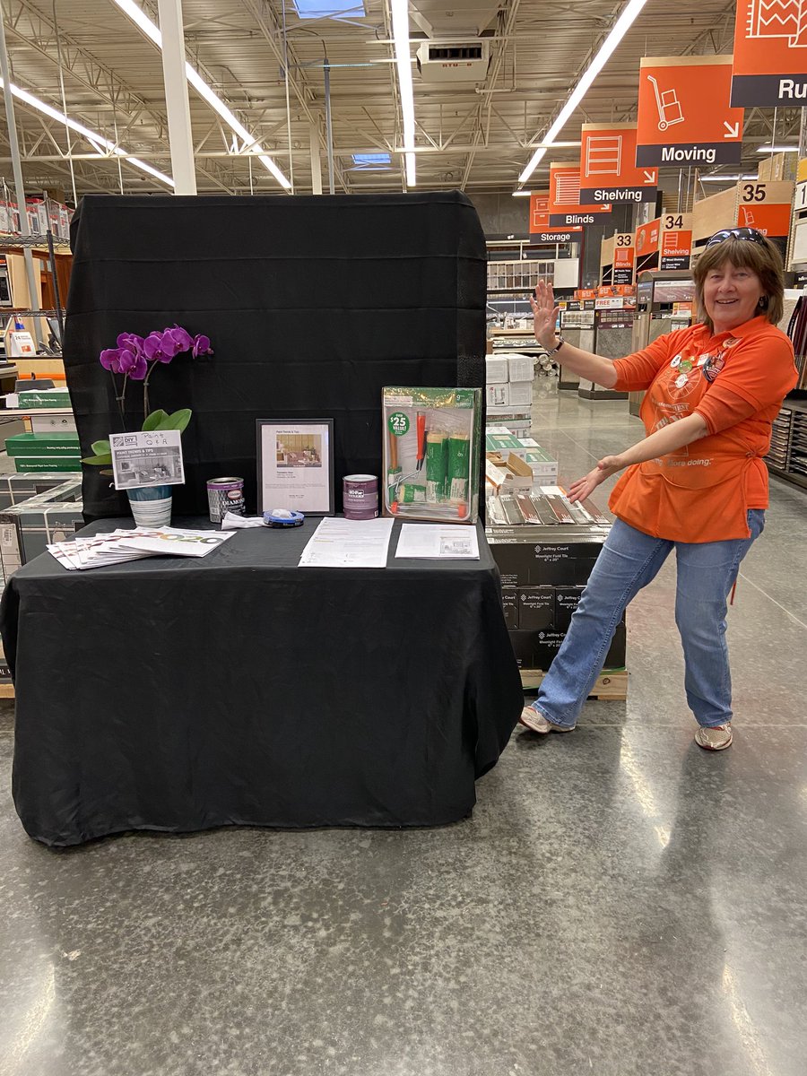 The rain didn’t stop us from setting up for our paint clinic! Liz did an awesome job talking with the customers.😁👍🏾8527