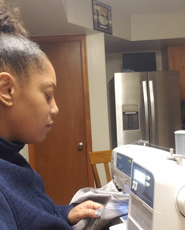 Kendra20020's tweet image. ...yah, I do that too🧵🤣 but I'm not nearly as good as @yonakdesigns
😍😍😍😍
Project? Just a much needed kitchen curtain revamp underway before I head out to work on the car 👩🏽‍🔧👑🔧 #aREALonerighthere #jillofalltrades #masterofsome #selftaughtseamstre… ift.tt/2sZyHyB