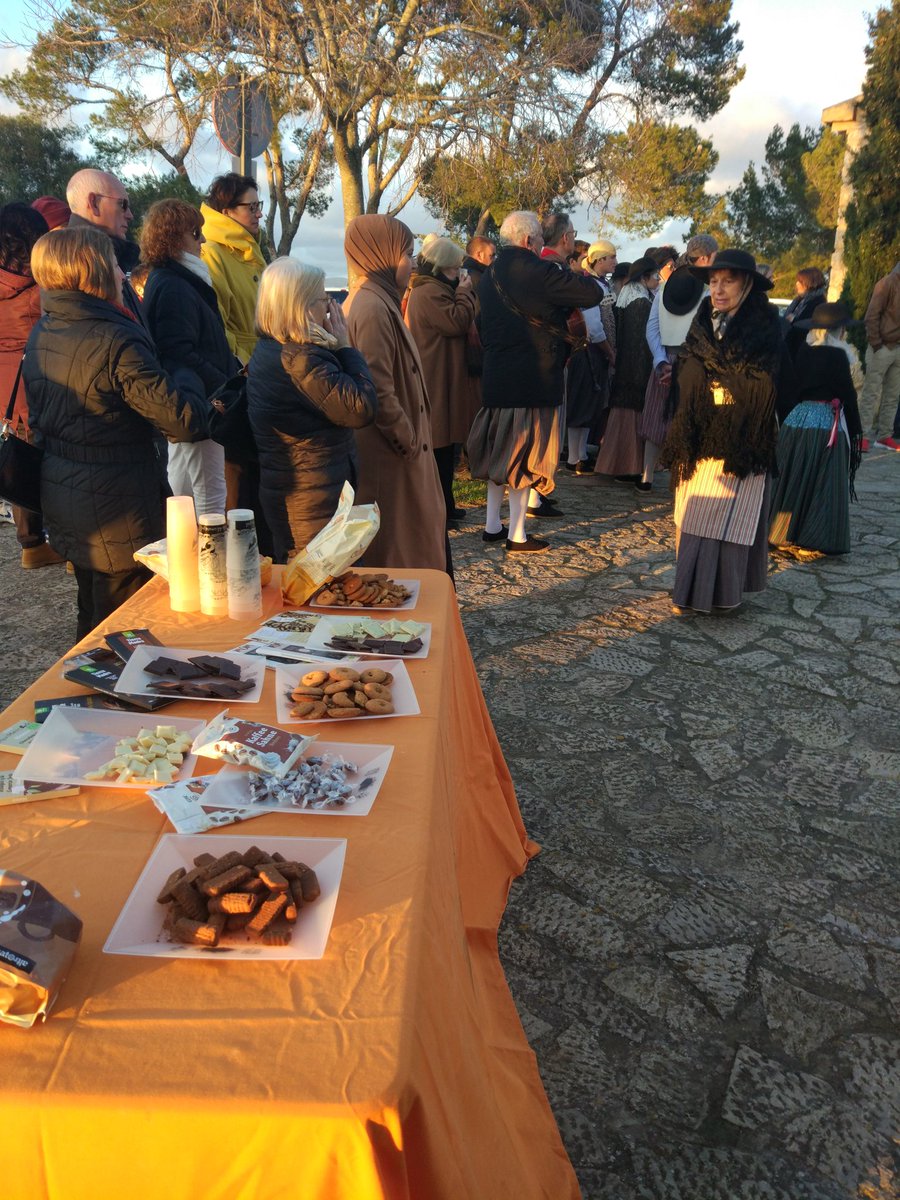 bielfrontera's tweet photo. Inca s'ha tornat a sumar a la iniciativa #TorresDretsHumans. Un clam per actuar de forma solidària a la crisi migratòria.
Enhorabona a @culturamallorca per l'organització i al gran grup d'entitats que hi col·laboren. https://t.co/mYSmXqfUAd