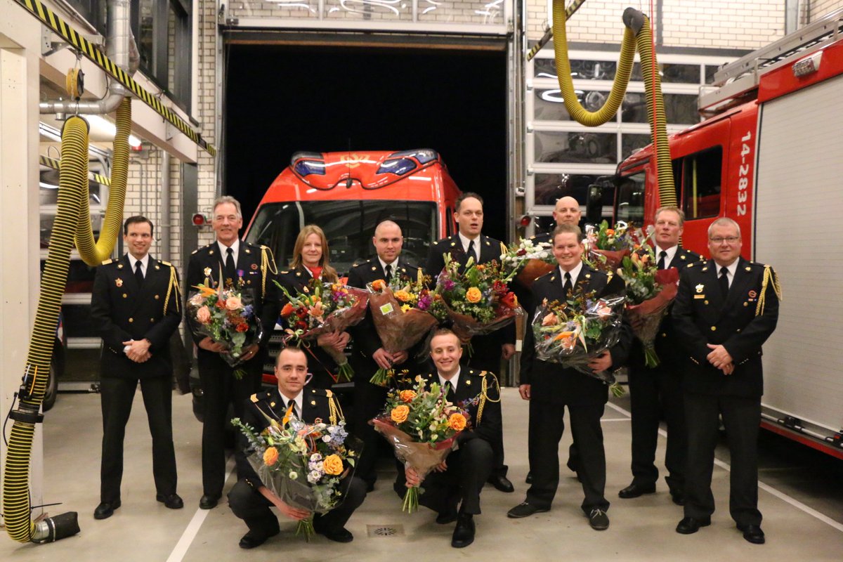 Nieuwjaarsreceptie post Nederhorst <a href="/brw_nederhorst/">Brandweer post Nederhorst den Berg</a> <a href="/BrwGooiVecht/">Brandweer GooiVecht</a>. Diversen (koninklijke) onderscheidingen/diploma's voor diversen korpsleden. Ook een vader van een van de onderscheiden vrijwilligers kon erbij zijn met hulp van hoogwerker <a href="/BrandweerWeesp/">Brandweer Weesp</a> . 
#toppers #brandweer