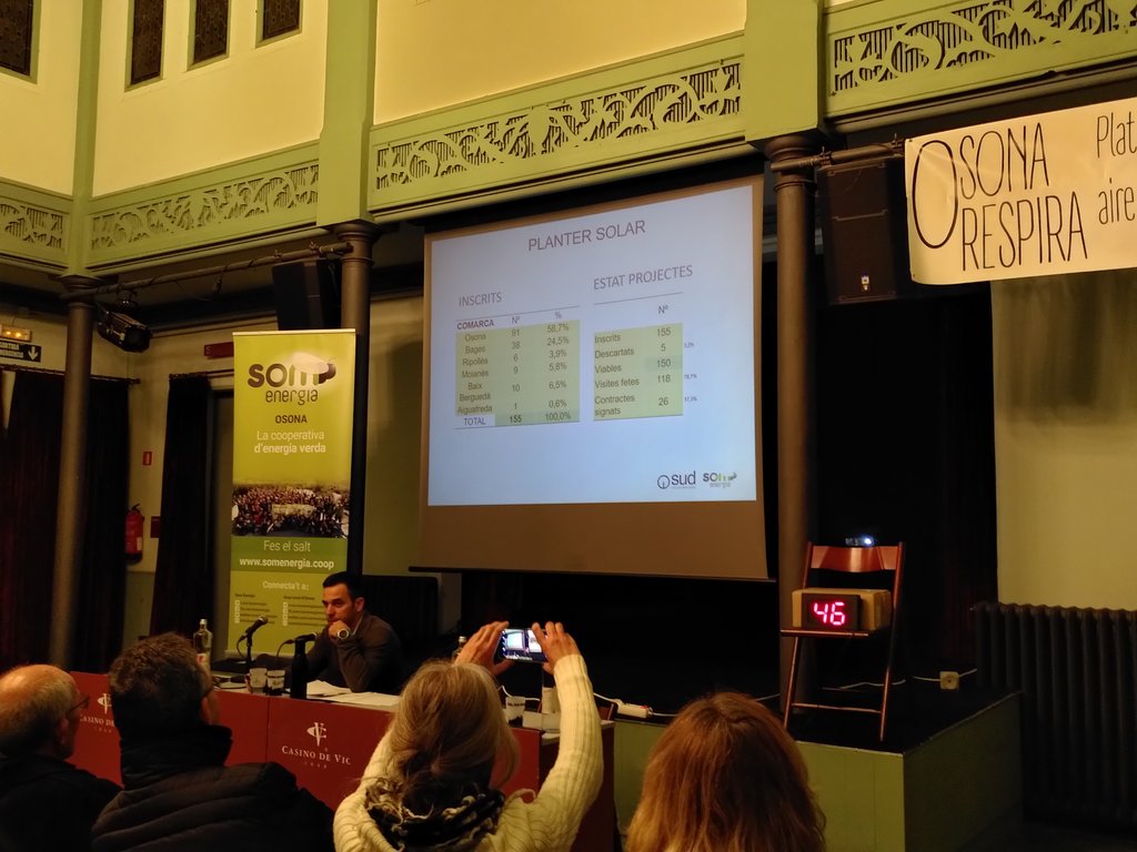 SomEnergiaOsona's tweet photo. En @manelromo de @SUDRenovables ens explica l'estat actual de la compra col·lectiva #PlanterSolar, dels 150 projectes viables ja s'han fet 118 visites i 26 contractes firmats. Dimecres 15 es fa la 1a! 🌱☀️
Avançem cap a l'autoproducció renovable de proximitat!
#Rebel·latiCanvia https://t.co/gIZkB240F9