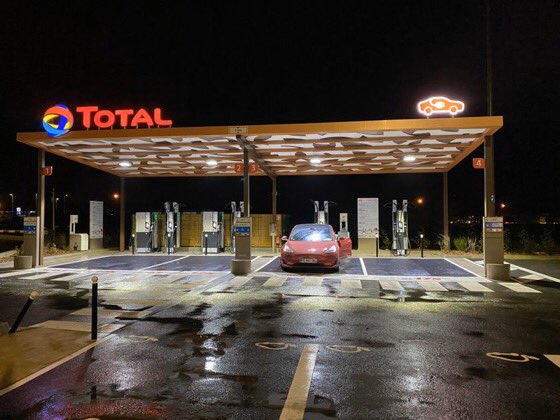 TeslaStars's tweet photo. Un grand merci à @NuageMagiqueEV d’avoir pris 28,69 € sur ses deniers personnels pour faire avancer la science 🤩

Session de charge rapide sur le réseau @Total #EV à Limours sur l’A10.

Rapide comme du 120 kW pour 2X le prix d’un #SuperChargeur 250 kW 🤨

#TotalArnaque https://t.co/a0xRgmf1Jh