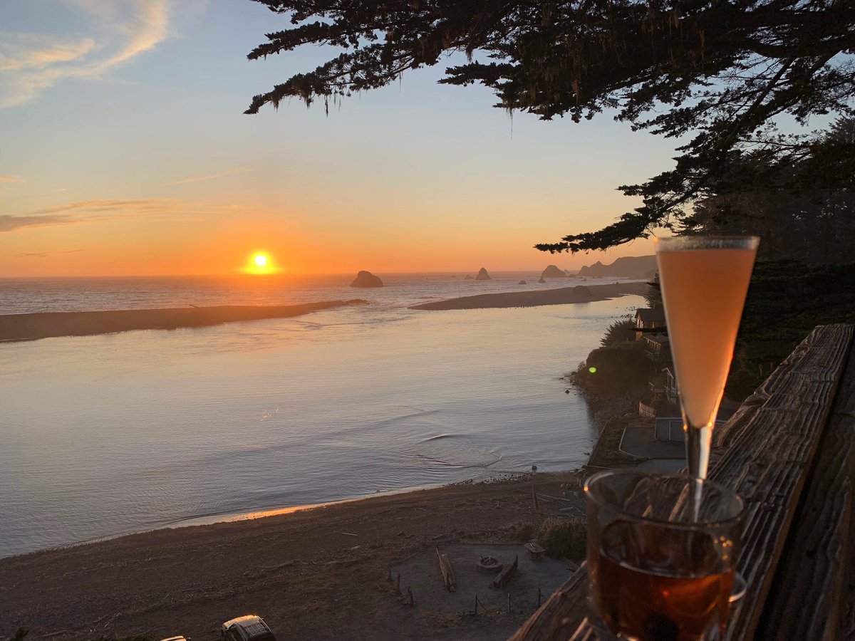 RiversEndJenner's tweet photo. It may be a new year, but those #sunsets and #cocktails are still just as stunning. β¨π₯ #RiversEnd #JennerCA #SonomaCoast #EatSonoma #FineDining #Cocktails #ILoveSunsets #DateNight #Romantic https://t.co/8VVoJ63HjB