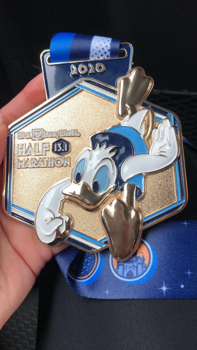 Les compartimos la medalla del Medio Maratón de Disney que se corrió esta mañana en Orlando, Fl. #rundisney #disneyhalfmarathon #disneyhalfmarathon2019 @disney @rundisney