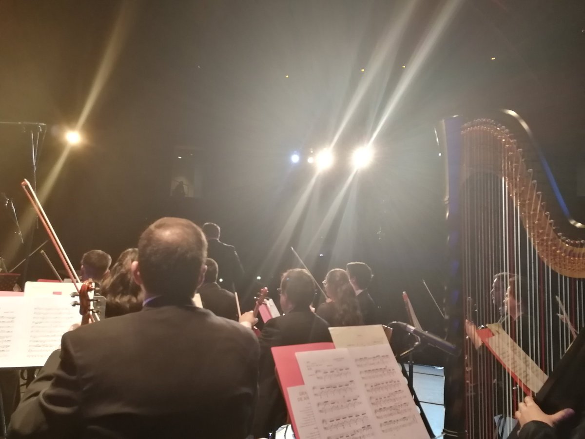 Qué lujazo disfrutar hoy de la <a href="/BarbieriSO/">Barbieri Symphony</a> sentada encima del escenario y al lado del arpa en  #Alcorcón con <a href="/esmejorcallarse/">Juan C. Hortelano S.</a> Pedazo de gala de #AñoNuevo