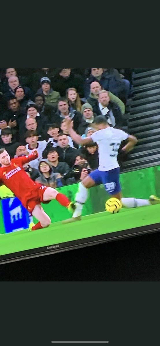 craigbarrass1's tweet photo. We only want consistency, one a red card, the other not even a foul #var #aubameyang #robertson #afc #lfc https://t.co/HIpUA7vWyc