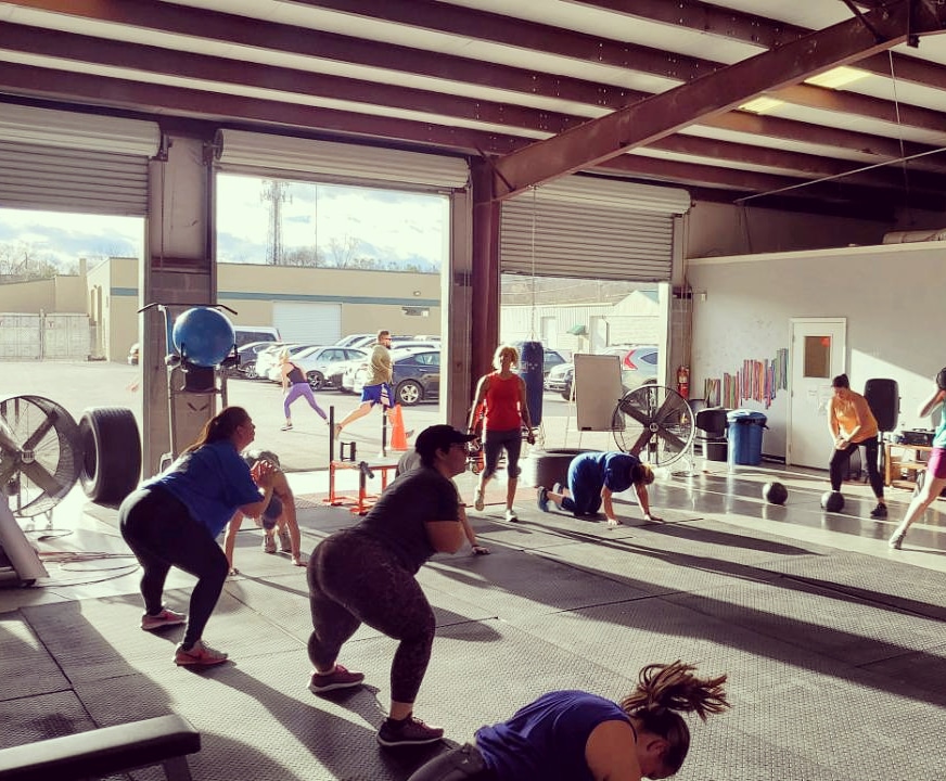 NSFKnox's tweet image. Saturday morning workout with the doors open AND running to the fence in January?!?  And it felt soooooo good!  Come see us next week when the weather is still supposed to be in the 50a and 60s 🌞
.
.
#NSFKnox #KnoxvilleFitness #warmJanuary #tothefence