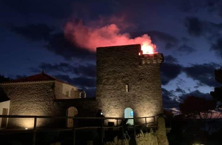 PerLaLlibertat's tweet photo. Encenem la flama pels drets humans, encenem les Torres, Talaies i Talaiots de la Mediterrània, cantam Ítaca, per tots aquells que es juguen la vida al nostre mar cercant una ítaca. #dretshumans #CastellDeSantElm #TorresDretsHumans #andratx #Ítaca https://t.co/aWKMvWswLP