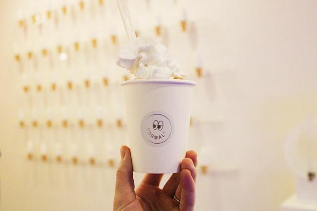 cacaoreviews's tweet photo. I ordered the coconut (vegan) soft serve with coconut whipped cream, passionfruit curd, and toasted coconut! https://t.co/fad75vKleL https://t.co/2y4yudLAhY