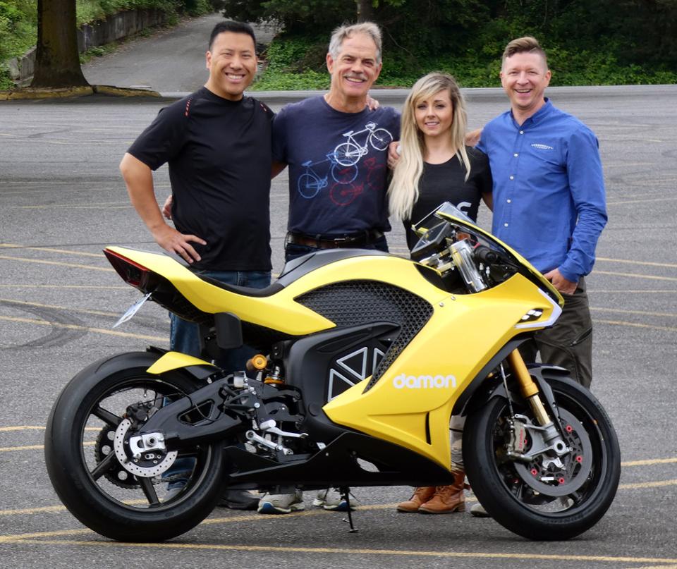 talk2EVzone's tweet photo. @DamonMotorcycle unveiled its Hypersports #ElectricBike in #CES2020 with some interesting figures :

1. Range of 480Kms
2. Top speed is 322 kmph, with 200 bhp of power, 200 Nm of torque

What do you think?? Write it in the comment.

#GoGreenGoElectric
#EV
#IsupportEV https://t.co/HDHNyY3eXW