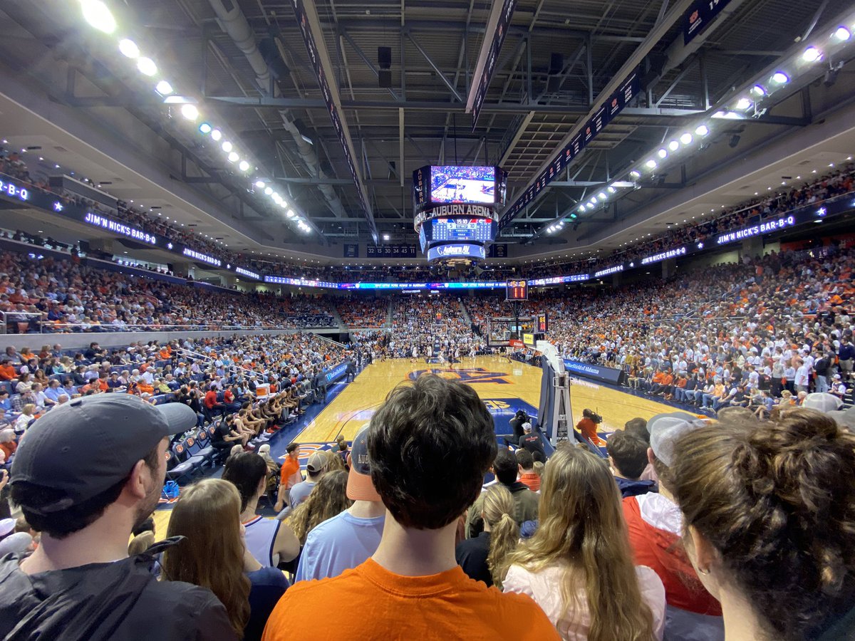 ScottLowery94's tweet photo. Your team isn’t 15-0? I can’t relate. Hope you enjoyed the @AUJungle, #thUGA. Back to the dog house now. #Auburn #WarEagle https://t.co/FAP9YsgIpD