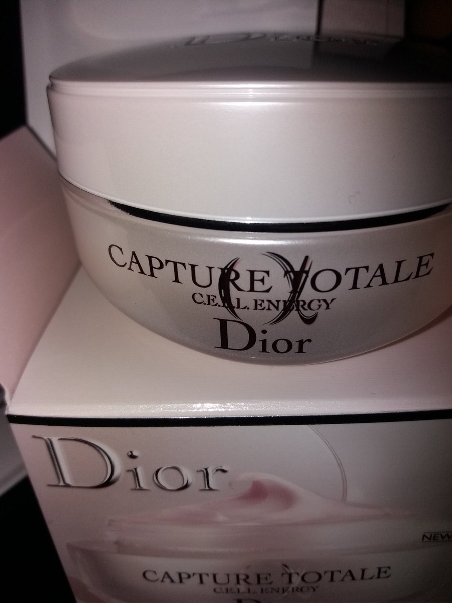 gautierisabelle's tweet photo. J'ai bien fait de laisser le sapin , un cadeau m'attendait au retour des vacances, un soin extra qui vient compléter ma game Capture Totale @Dior #capturetotalecellenergy #cellenergy #capturetotale #dior #soinvisage #produitsdebeauté https://t.co/L7qcRZRWzx