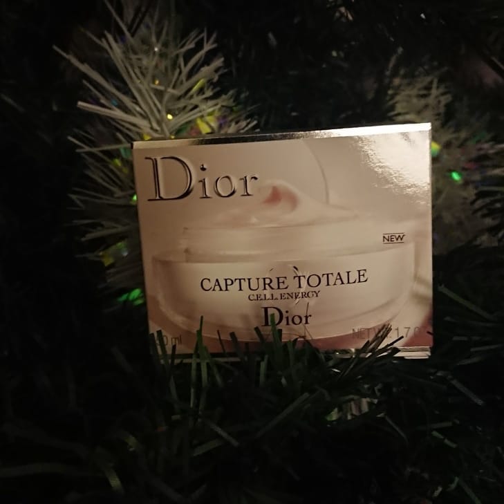 gautierisabelle's tweet photo. J'ai bien fait de laisser le sapin , un cadeau m'attendait au retour des vacances, un soin extra qui vient compléter ma game Capture Totale @Dior #capturetotalecellenergy #cellenergy #capturetotale #dior #soinvisage #produitsdebeauté https://t.co/L7qcRZRWzx