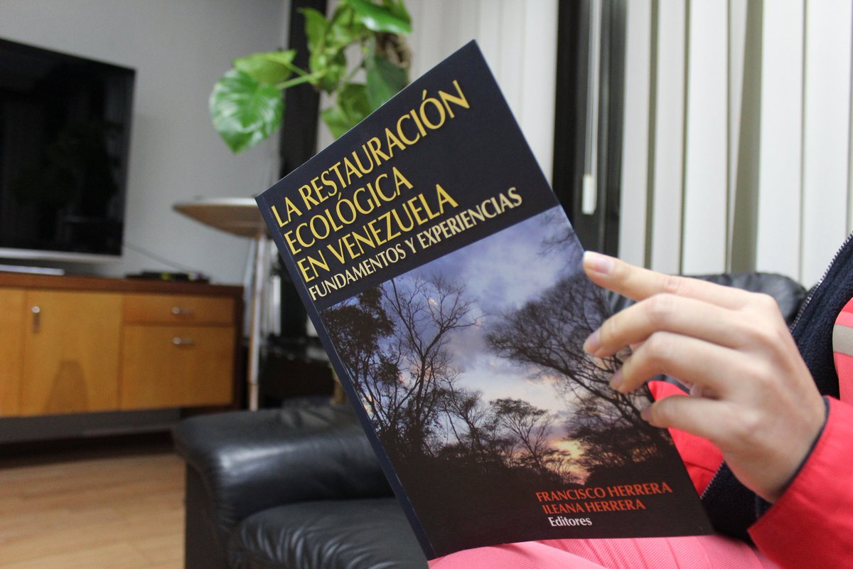 Mincyt_VE's tweet photo. Cuarenta investigadores narran sus estudios para enfrentar el cambio climático en el libro «La restauración ecológica en Venezuela. Fundamentos y experiencias».

🔥 Uno de los trabajos comparte estrategias de manejo del fuego en la Gran Sabana, con prácticas ancestrales pemones. https://t.co/x7rIlkvfhH