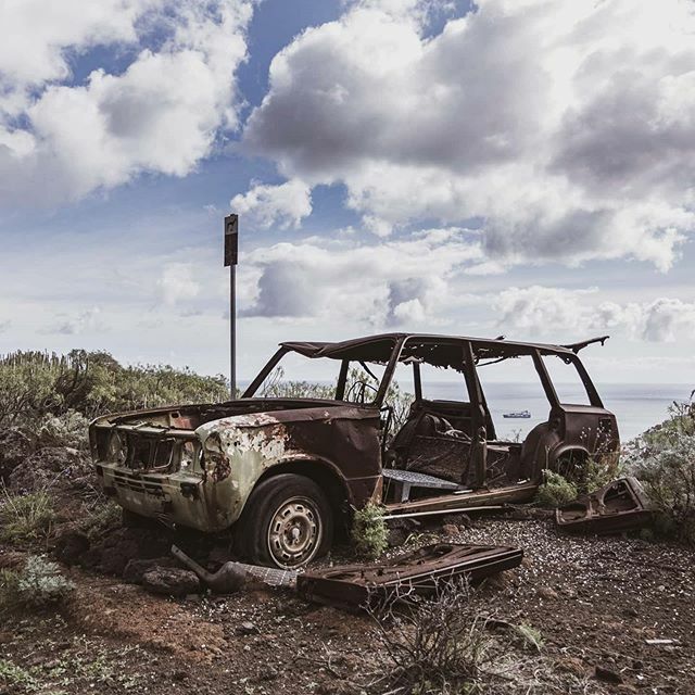 perilmondoit's tweet photo. Esperando la grua... #tenerife #teneriffa #cochesabandonados #cocheabandonado #anaga #trekkingtenerife #pateandotenerife #fujifilm #fujifilmxt20 #abandonedcar #canarias #canaryislands https://t.co/iSbGMJ5g6A https://t.co/ivmq5zveIV