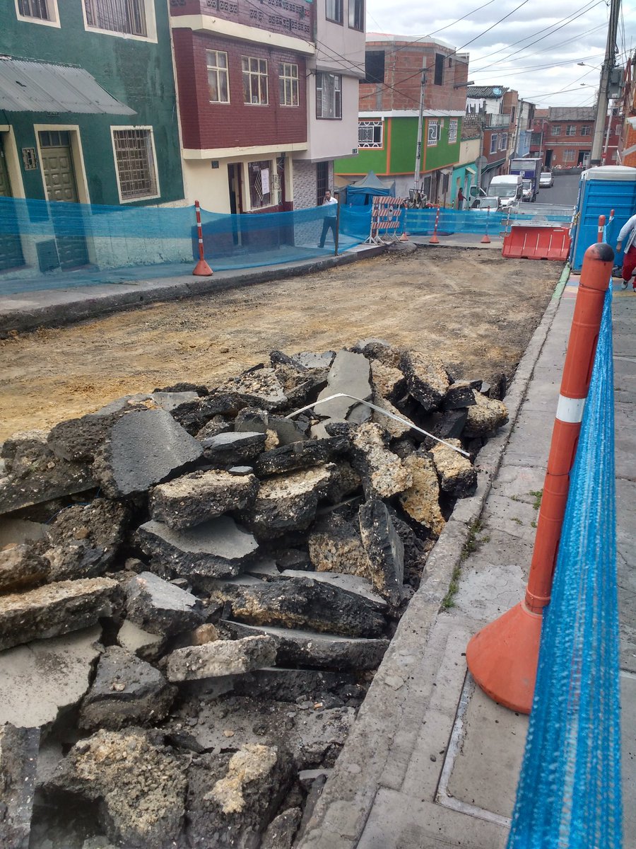 AndyJFB's tweet photo. En el 20 de julio una calle que estaba en buen estado ...y estos corruptos de mierda ...robandonos los impuestos https://t.co/OMc9cXVJt6