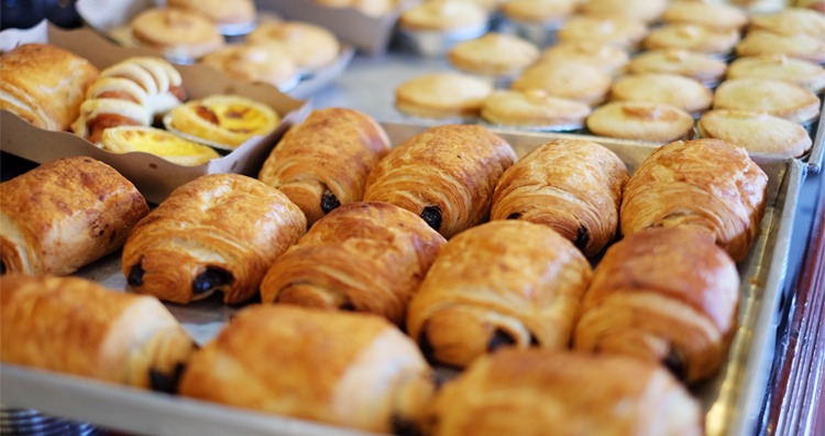 Freshly baked bread, a warm jelly donut, a fluffy soft pretzel, a scratch-made scone or a decadent macaron. If that list made your cravings hit right now, then we have just the round-up for you! 🥖🍩🥐 ow.ly/3AAf50xQy5e