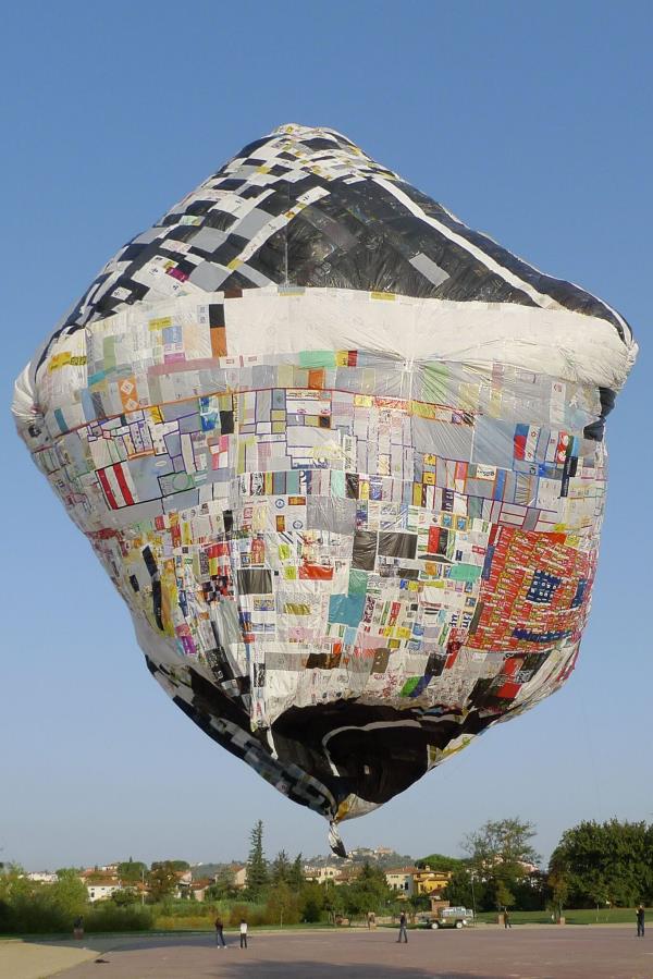yoongis__tear's tweet photo. El globo hecho con materiales reciclados, que aparece junto a las fotos de Buenos Aires, fue creado por el argentino Tomás Saraceno. Realmente investigaron sobre artistas de nuestro país 🥺

@BTS_twt #CONNECT_BTS https://t.co/fHe1SJsKV8