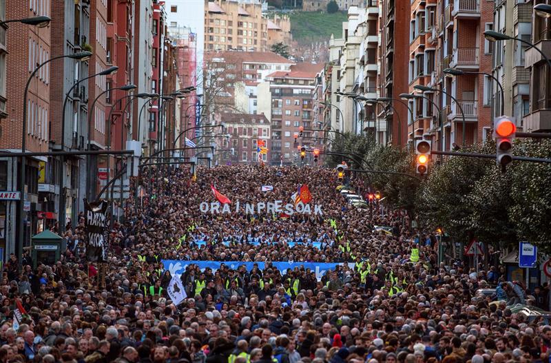 ideiazabaldu's tweet photo. ‼ Over 80.000 people march in Bilbao and Baiona for repatration and the rights of basque political prisoners. 

🗣 Freedom for all basque political prisoners!! 

Cc @sanchezcastejon &amp; @EmmanuelMacron

#NowBasquePrisoners
#StopDispersionNow
#OrainPresoak https://t.co/zX7mgARGKn