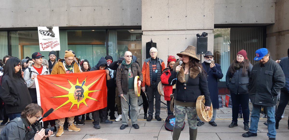 wildernews's tweet image. Huge crowd here outside the law courts in Vancouver to stand in solidarity with Wet'suwet'en people in the face of imminent RCMP invasion of their territory @jjhorgan you can stop this. #WetsuwetenStrong #bcpoli