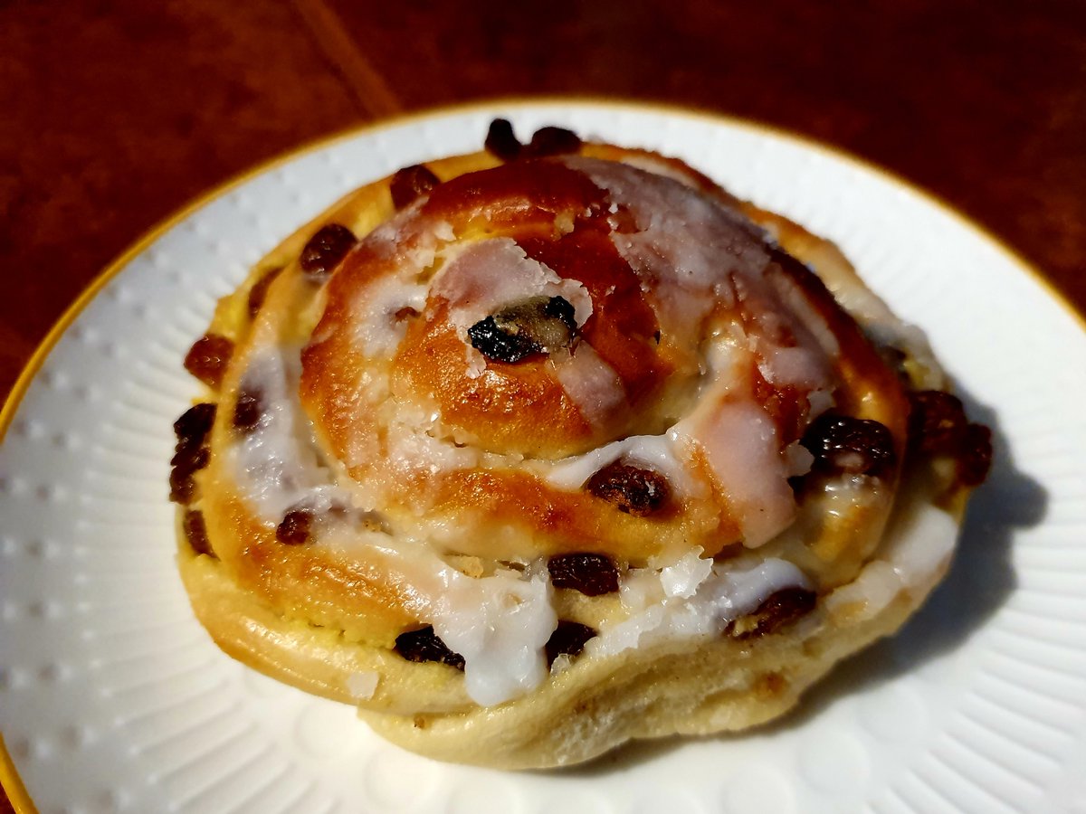 SharmL's tweet photo. At the end of my bracing winter walk around #Hampstead I found an oasis of warmth, joy & sweet loveliness😊@karmabread #bestbuns https://t.co/zU4TFx7qVB