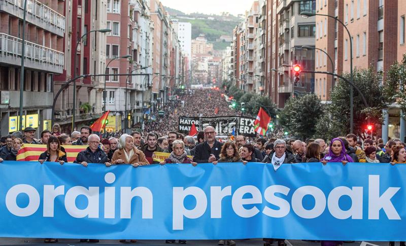 ideiazabaldu's tweet photo. ‼ Over 80.000 people march in Bilbao and Baiona for repatration and the rights of basque political prisoners. 

🗣 Freedom for all basque political prisoners!! 

Cc @sanchezcastejon &amp; @EmmanuelMacron

#NowBasquePrisoners
#StopDispersionNow
#OrainPresoak https://t.co/zX7mgARGKn
