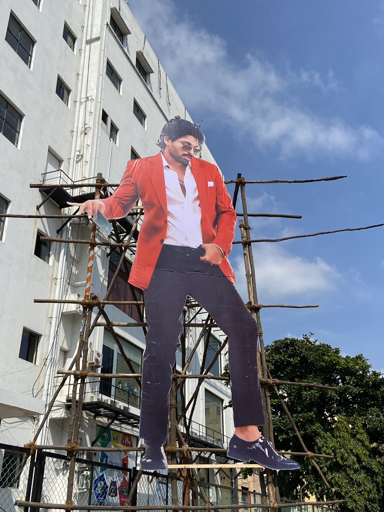Casinoofficial1's tweet photo. #AlaVaikunthapuramuloo #AlaVaikunthapurramulooteaser #AVPLFromTomorrow #AVPLFestFromTomorrow #AVPLPremieresToday #AlaVaikunthapurramulooTrailer
8 am premier show booking chesaraaa ??? https://t.co/KMKNatWHjf