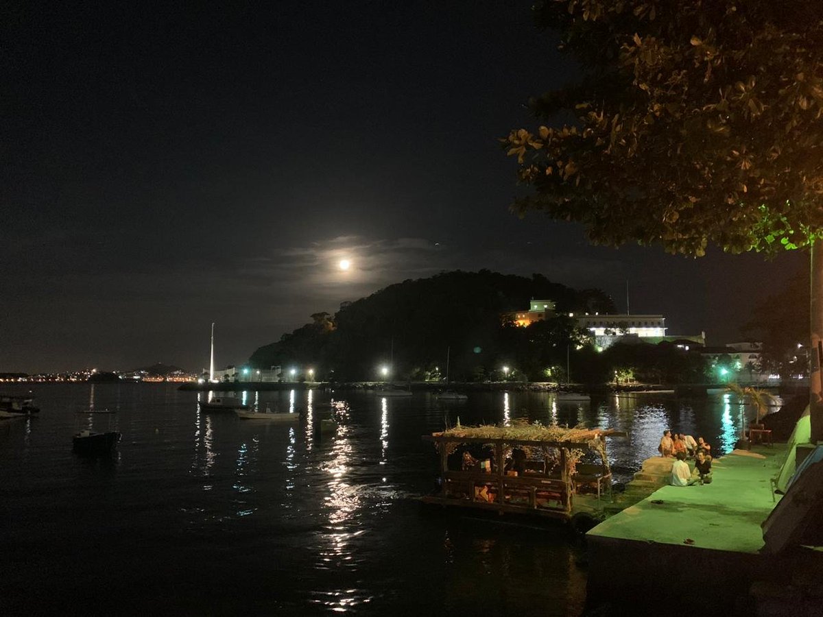 crisbrasilreal's tweet photo. Olha que coisa mais linda, mais cheia de graça... É a #cidademaravilhosa, vista pela mureta mais charmosa... Viva o #BarUrca https://t.co/vwLM6979ct