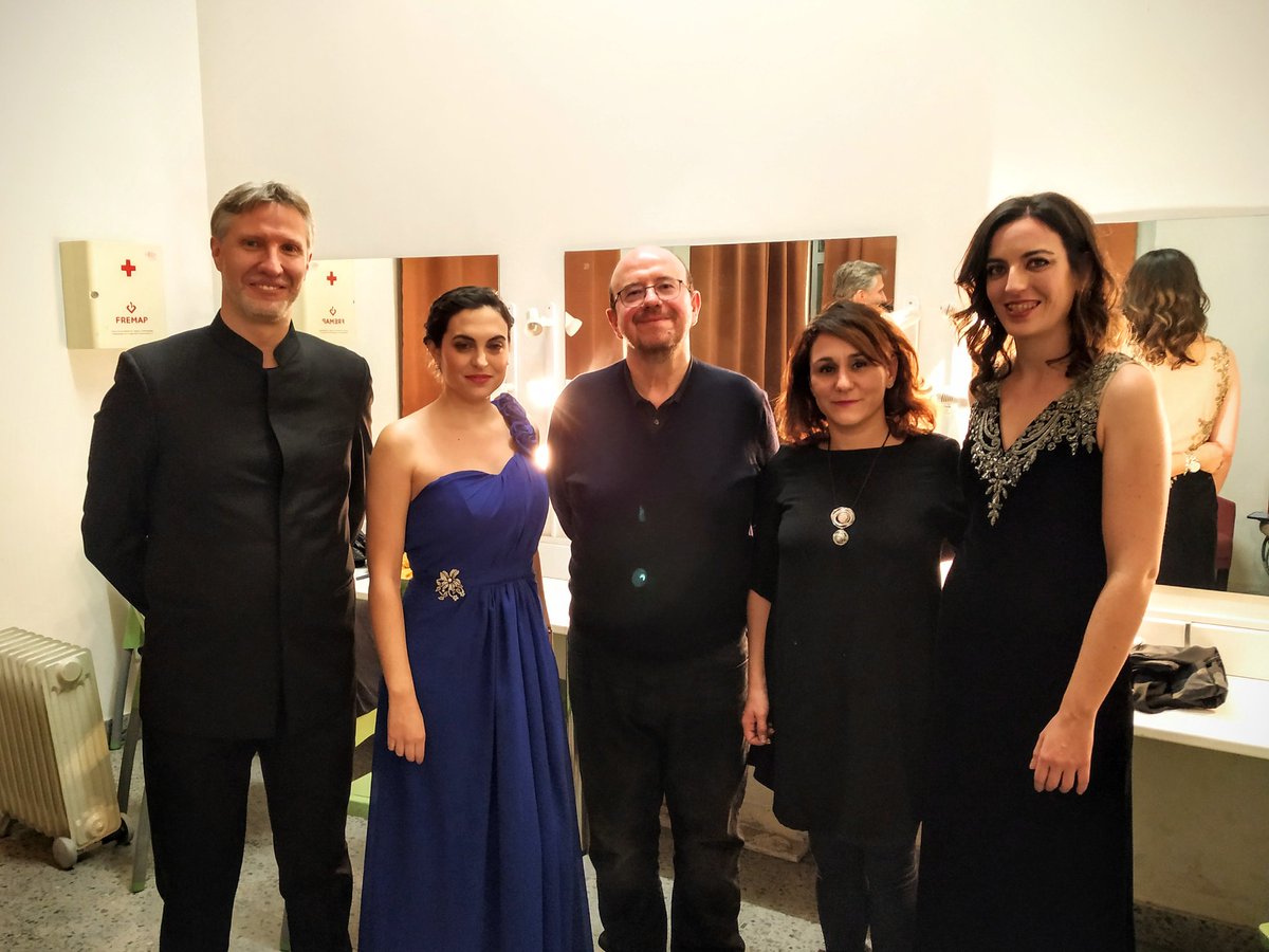 Preciosa experiencia la que están disfrutando <a href="/alcojor/">Aurora M. Alcojor</a> y <a href="/esmejorcallarse/">Juan C. Hortelano S.</a>: vivir nuestro concierto 'desde dentro' y conocer a  la directora de orquesta <a href="/laradiloy/">Lara Diloy</a> y los solistas Francisco Pardo y <a href="/ariadnamtnz/">Ariadna Martinez</a>. 🔝
Todo gracias a <a href="/Hardcorcon/">Hardcorcón</a> y la campaña #DeseoQueAlcorcón 😍