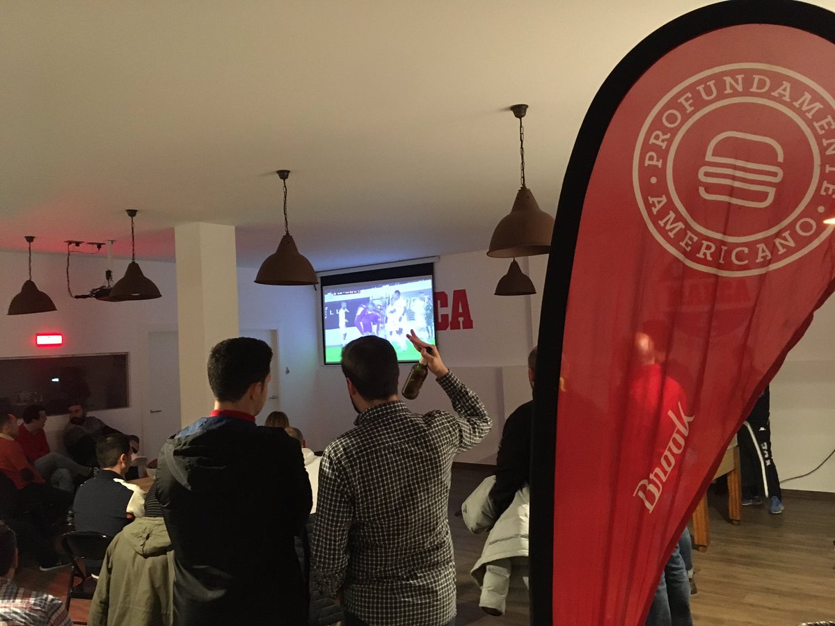 MARCAvalladolid's tweet photo. ⚽️ ¡Ambientazo en la #LaFactoríaMARCAValladolid para vivir la #CopaDelRey con @brooksteak y buenos amigos! https://t.co/W0ZK8Ecgx1