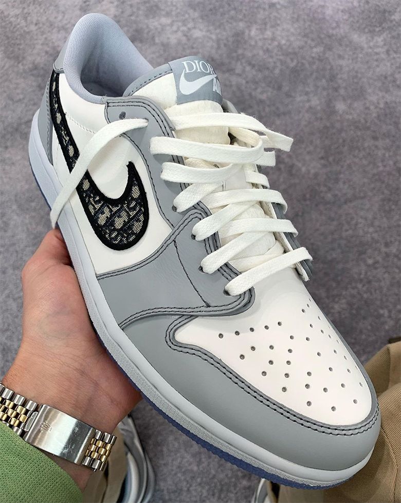 SneakerNews's tweet photo. First Look: DIOR x Air Jordan 1 Low
https://t.co/PvBqE0mFWU https://t.co/oNw50lF05f
