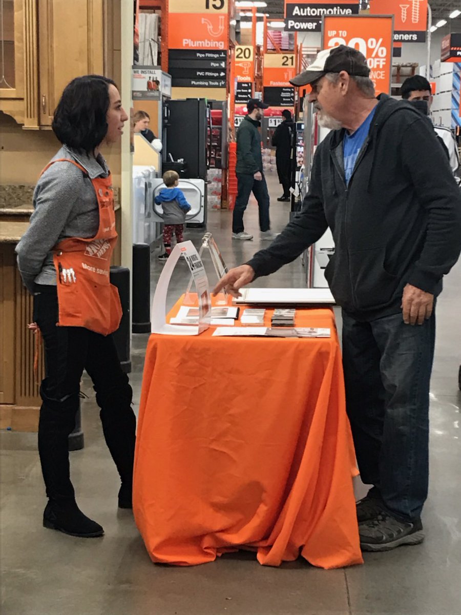 ChellyRoll33's tweet image. #pmdwinswithservices #d210proud #1520proud Fuleen shouting out our amazing promos and talking to customers about #cabinetmakeovers #OneTeam @GregLentz4 @MitschAbby @HortaLora