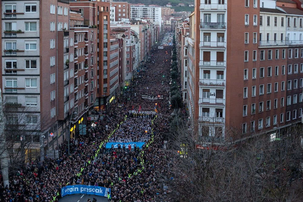 ANCEuskalHerria's tweet photo. Milers de persones omplen els carrers de #Bilbo en suport dels drets de les persones preses, en contra d'una política penitenciaria venjativa amb mesures excepcionals com l'allunyament i la cronificació dels graus... 
#AteraBidera
#AhoraLxsPresxs
#Llibertatpresospolitics https://t.co/lQdcFgRm5I