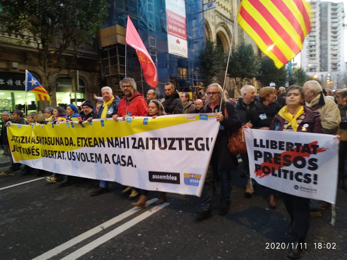 ANCEuskalHerria's tweet photo. Milers de persones omplen els carrers de #Bilbo en suport dels drets de les persones preses, en contra d'una política penitenciaria venjativa amb mesures excepcionals com l'allunyament i la cronificació dels graus... 
#AteraBidera
#AhoraLxsPresxs
#Llibertatpresospolitics https://t.co/lQdcFgRm5I
