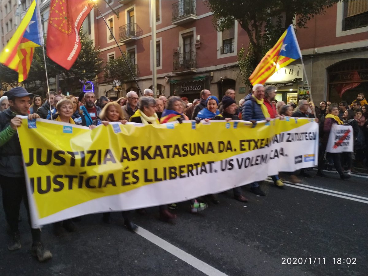 ANCEuskalHerria's tweet photo. Milers de persones omplen els carrers de #Bilbo en suport dels drets de les persones preses, en contra d'una política penitenciaria venjativa amb mesures excepcionals com l'allunyament i la cronificació dels graus... 
#AteraBidera
#AhoraLxsPresxs
#Llibertatpresospolitics https://t.co/lQdcFgRm5I