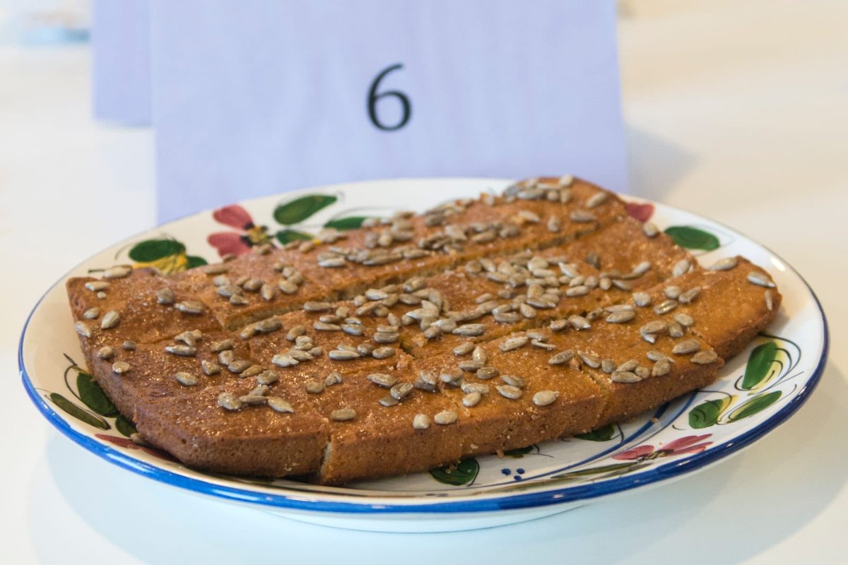 Riudellots's tweet image. La coca 🥧 de Margarita Salellas guanya el Concurs de Coques de @Fiporc #fiporc2020 🐽. Enhorabona i moltes felicitats a tots els participants. Teniu ganes de tastar-la? Ho podreu fer a #Fiporc els dies 15 i 16 de febrer! 🐷 #agendariudellots #visitariudellots