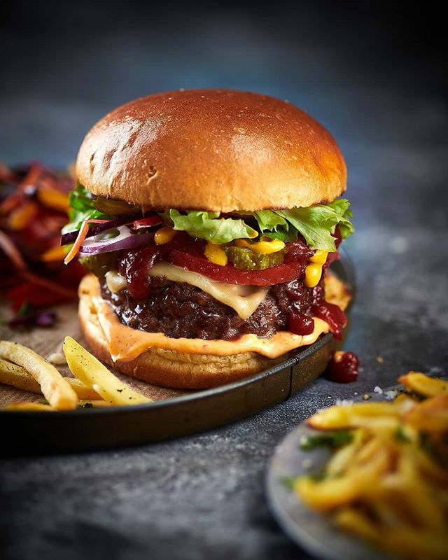 Elle_Jane_'s tweet photo. Weekend treats 🍔🍟
📸@scottchoucino https://t.co/iOpJLL4BCM https://t.co/ck2DRgXyZ7