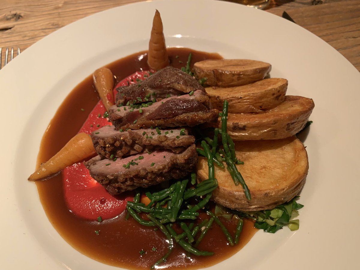 atmytablesw's tweet image. Delightful dinner at @TheHoltHoniton tonight...including a cheeky cheesecake which still has my tastebuds popping #topspot #diningDevon