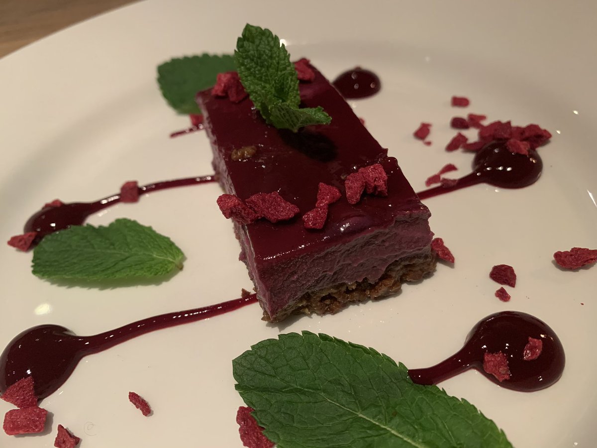 atmytablesw's tweet image. Delightful dinner at @TheHoltHoniton tonight...including a cheeky cheesecake which still has my tastebuds popping #topspot #diningDevon