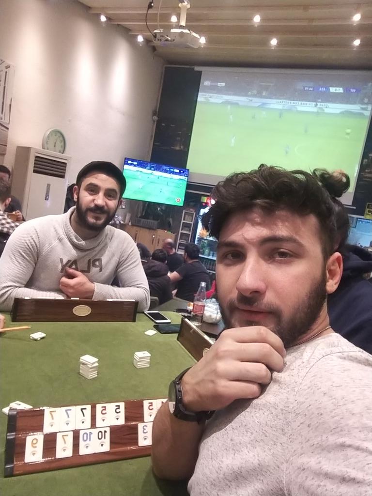kaansvs_'s tweet photo. @mavisevero @nocontextizmit @ertgrlygc @eneesolcerel Al ortanıı gel bi gün teknodayız mastır yapıyoz 😂 https://t.co/2yJzxKbevS
