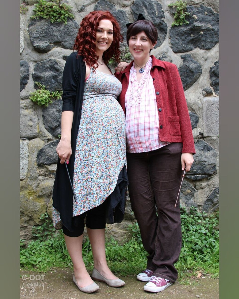 LoveCookies92's tweet photo. Belly Sisters Lily Potter and Alice Longbottom 😊
Lily: C-Dot Cosplay (insta)
Alice: me
📸: C-Dot Cosplay (Chris)
#HarryPotterCosplay #HarryPotter #Cosplay #LilyPotter #AliceLongbottom https://t.co/rnpp8CjHFm