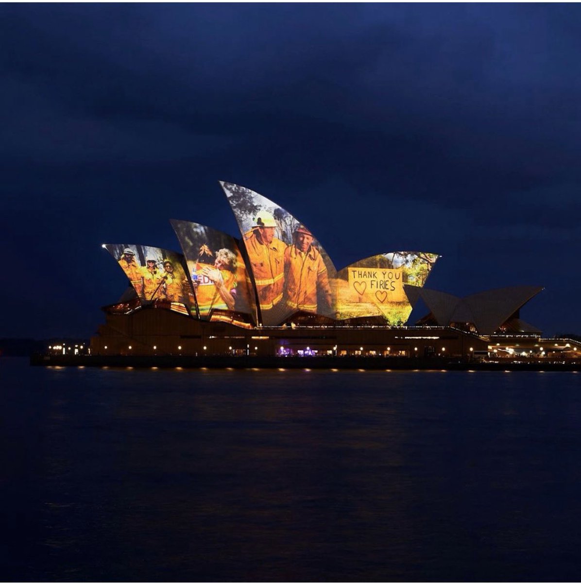 ladyofthegarden's tweet photo. The Sydney Opera House lit up its iconic sails with words of support for firefighters battling the widespread brush fires in Australia๐๐ป๐โค๏ธ #wordsofsupport #firefighters #Australia #prayersforaustralia https://t.co/PUvrFCziTN