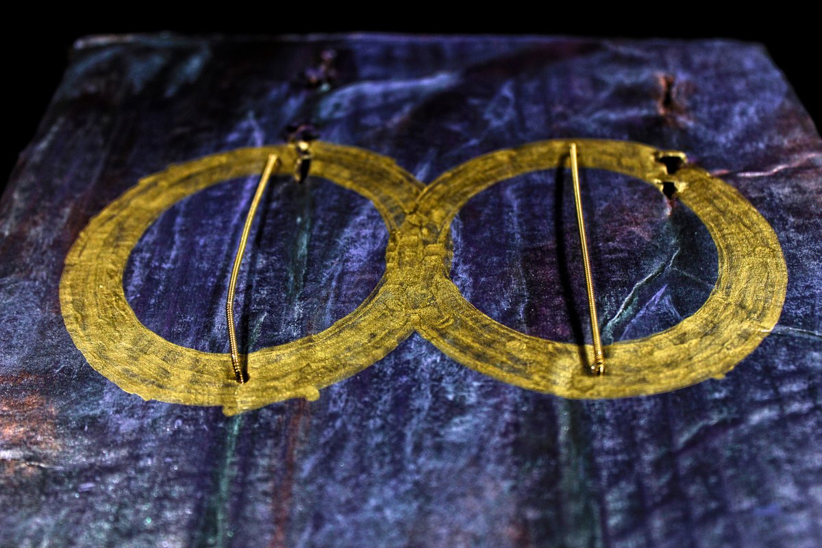 AEdwardNunn's tweet photo. "We're In This Together"
On A Rail #3 

MATERIALS: cardboard, acrylic paint, clear coat, metallic paint pen, acoustic guitar string

#Nostalghiart #nostalgia #art #arttherapy #healing #hobo #hobocode #NIN #TheFragile #cardboard #gold #bronze https://t.co/FPhkBXmfNi