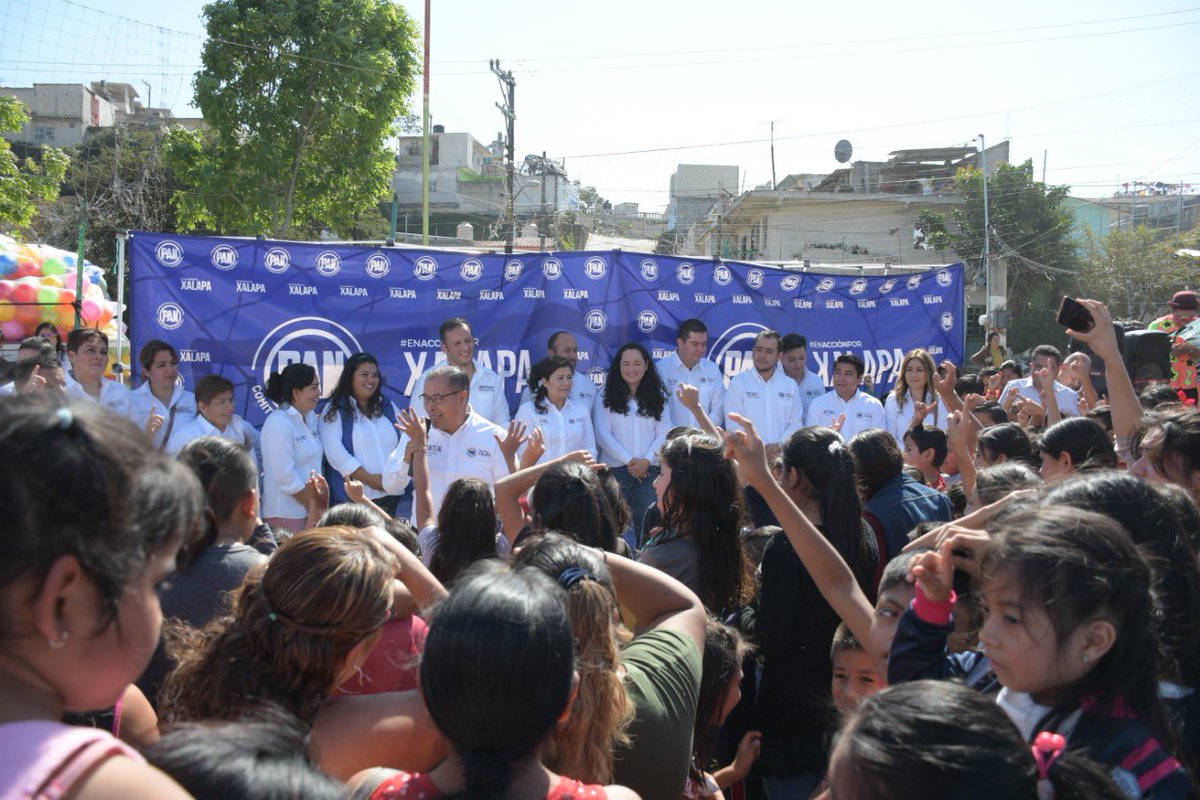PANXALAPA1's tweet photo. Hoy realizamos nuestro segundo Festival de Día de Reyes "Un juguete, una sonrisa" en el que cientos de niños de la colonia Maver se divirtieron y recibieron un regalo de parte de panistas y miembros de nuestro comité encabezados por nuestro presidente, Martín Espinoza Roldán. https://t.co/XqoHpA5Gby