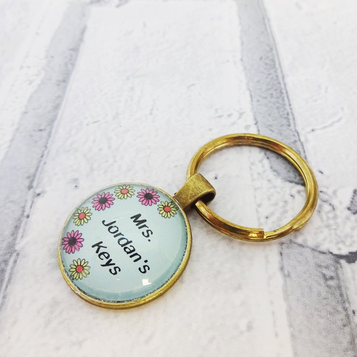 martisanne's tweet photo. Personalised keyring, Custom keychain, teacher gifts,nappreciation gift, gift for her, personalised key fob, name keychain, Customised gift https://t.co/p8hkLeCRVK #TMTinsta #EtsyTeamUnity #NameKeychain https://t.co/uyqRaTFGny