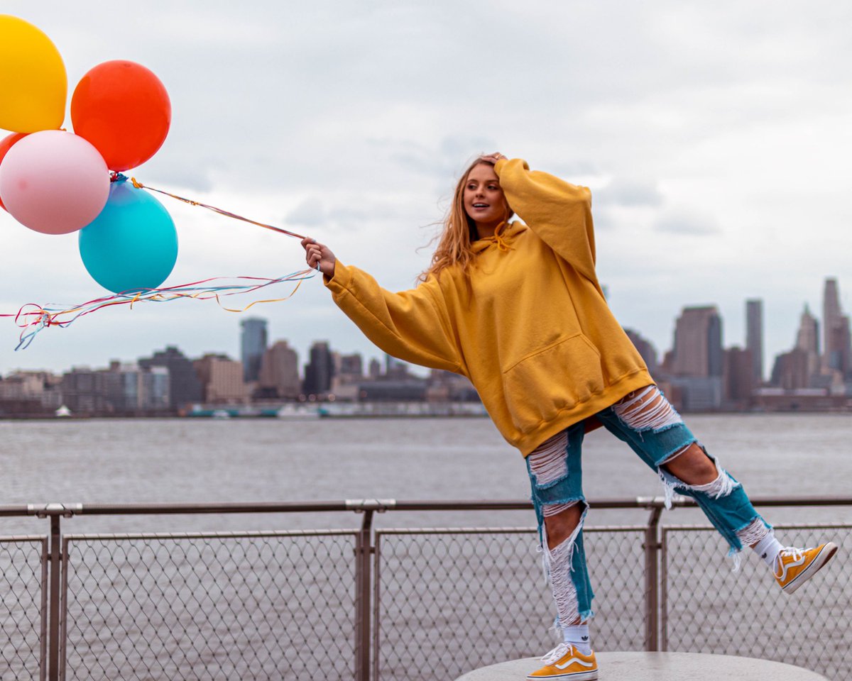 will_portraits's tweet photo. Up, up and away🎈

Model: @amysnyder99 

Thank you to all of my supporters who help my mind drift away just like these balloons✨ https://t.co/zd0qB6z5qM